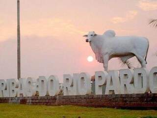 Monumento na entrada de Ribas do Rio Pardo; prefeitura foi intimada a suspender pagamentos por locação de veículos. (Foto: Arquivo)