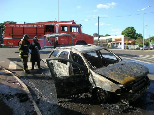  Carro pega fogo e fica totalmente destru&iacute;do na Vila Planalto