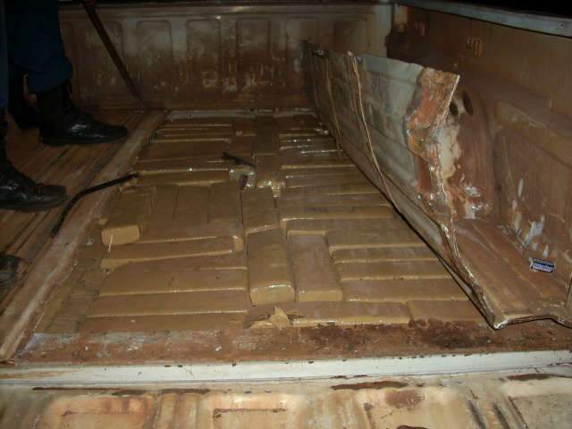  PM apreende caminhonete recheada com 108 kg de maconha em Parana&iacute;ba