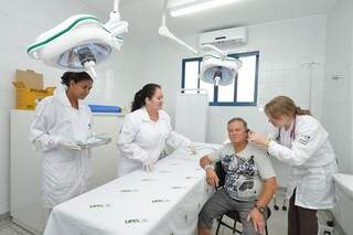 Paciente é atendido na UPA de Dourados, que agora concentra os serviços de urgência clínica (Foto: Divulgação/A. Frota)