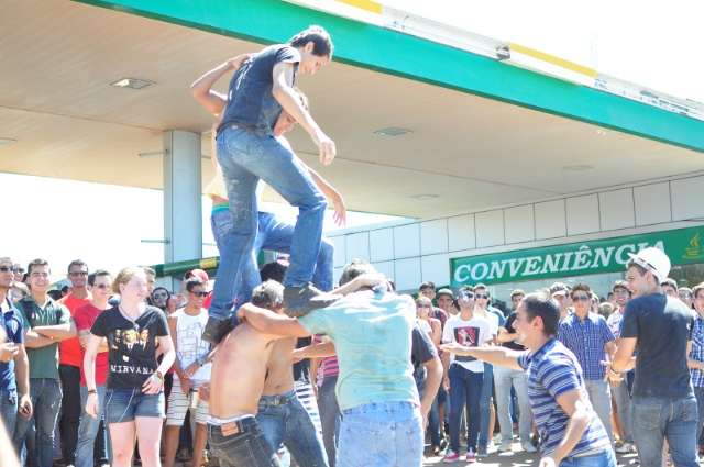 Nem com padre pedindo, estudantes desistem de bebida em trote
