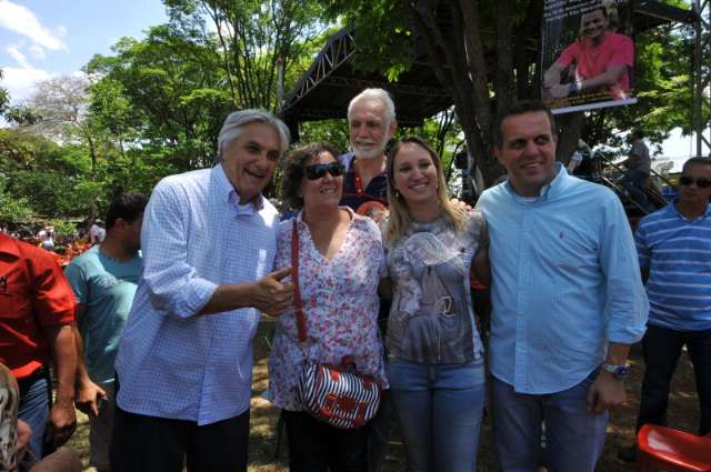 A duas semanas do segundo turno, Delc&iacute;dio faz campanha em quermesse