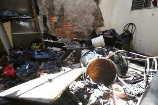 Incêndio destruiu móveis, eletrodomésticos e roupas. Agora a família pede ajuda. (Foto: Gerson Walber)