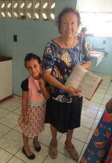 Dona Cerise com seu livro de receitas. (Foto: Arquivo Pessoal)