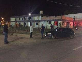 Policiais no local onde suspeito de assalto foi fuzilado na noite de ontem, em Ponta Porã (Foto: Porã News)