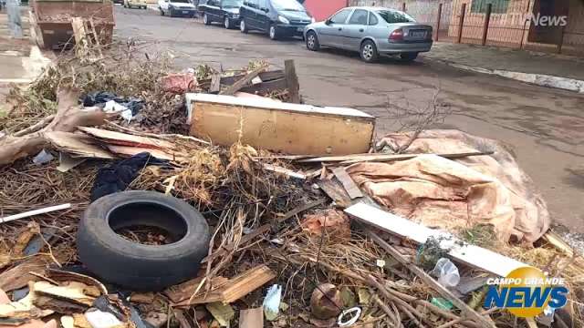Em bairro que j&aacute; sofre com lixo nas ruas, greve na coleta preocupa moradores