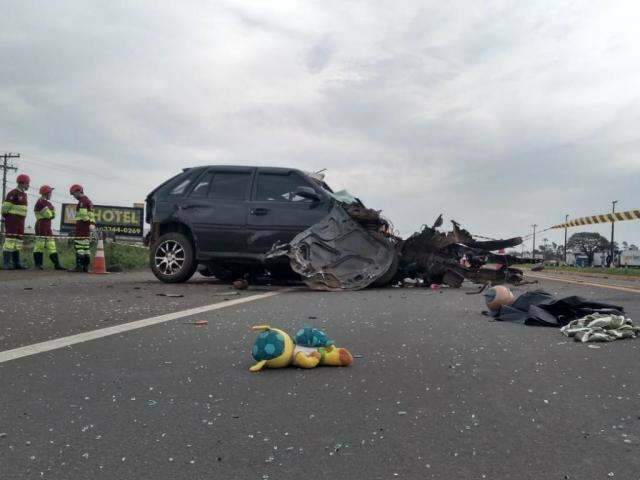 Acidente entre dois carros e carreta mata condutor de 25 anos na BR-163