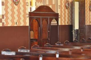 Confessionário original é de madeira e mantido pela instituição em bom estado de conservação. (Foto: Marcelo Calazans)
