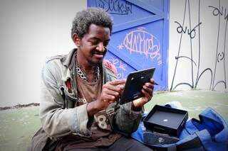 Sandro e um tablet com jogos.
