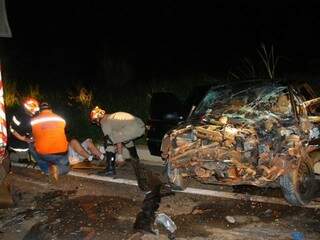 Veículo ficou completamente destruído. (Foto: Tiago Apolinário) 