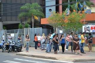 Candidatos deixaram locais de provas e ficaram divididos quanto a dificuldade da prova (Foto: Luciana Brazil)