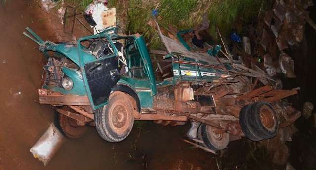 Homem morre ap&oacute;s caminh&atilde;o cair em c&oacute;rrego na rodovia MS-475