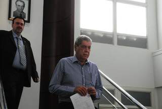 O governador André Puccineli, seguido do vereador Paulo Siufi, após reunião. (Foto: Rodrigo Pazinato)