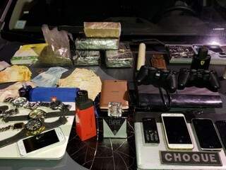 Objetos furtados foram encontrados na casa do adolescente e do receptador. (Foto: Divulgação/Batalhão de Choque)