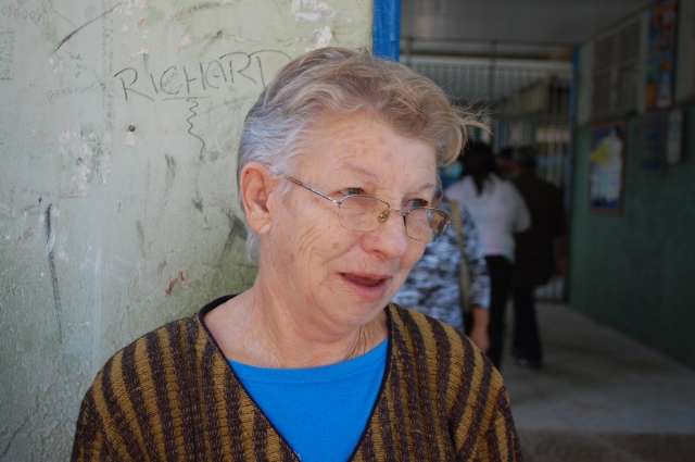 No in&iacute;cio da vota&ccedil;&atilde;o maioria &eacute; de idosos e de adultos nos col&eacute;gios eleitorais