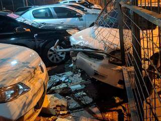 Grade de loja foi arrebentada após carro invadir calçada em alta velocidade (Foto: Direto das Ruas)