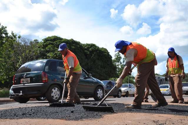 Prefeitura executa servi&ccedil;o de tapa-buraco em 13 vias nesta segunda-feira