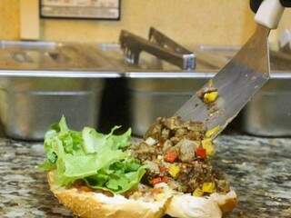 Sanduíche leva carne defumada ao estilo americano (Foto: Paulo Francis)
