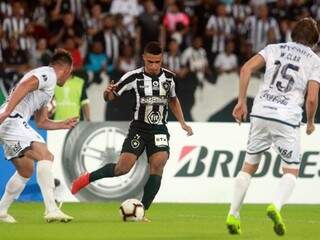 Ataque do Sol da América sobre o jogador botafoguense. (Foto: Vitor Silva/Botafogo)