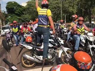 Mototaxistas fizeram motoata pela Avenida Afonso Pena, em direção à Câmara Municipal. (Foto: Marina Pacheco)