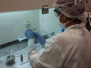 Técnica do laboratório da Iagro durante trabalho para detectar vírus da raiva em animais. (Foto: Divulgação Iagro)