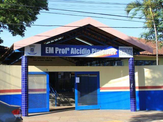 Em dia de prova, escola municipal ignora greve geral e mant&eacute;m aulas