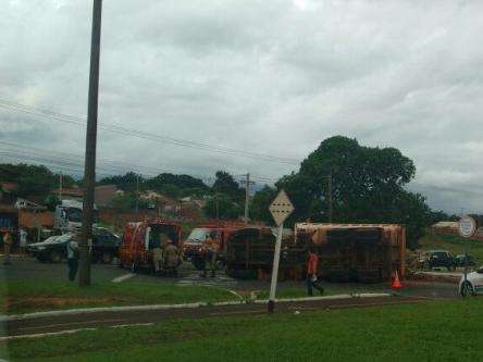 Caminh&atilde;o carregado com entulho tomba ao tentar retornar em avenida