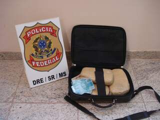 Policiais apreenderam três quilos da droga. (Foto: Divulgação)