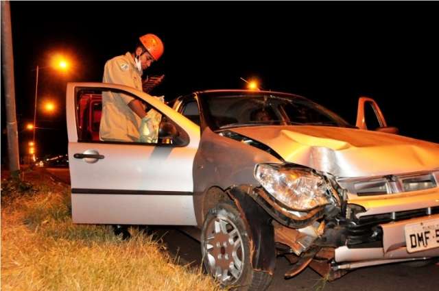 Com sinais de embriaguez, motorista bate em poste de ilumina&ccedil;&atilde;o