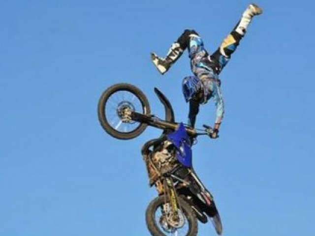  Com show de manobras, Free Style de Motocross segue at&eacute; as 14h em Aquidauana