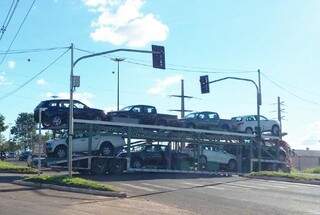 Ao todo são oito veículos na carroceria da carreta cegonha.(Foto:Fabio Lopes/Direto das Ruas)