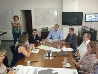 Atual prefeito e prefeito eleito participaram de reunião com equipes. (Foto: Yarima Mecchi)