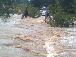 Chuva fez rio Aquidauana tranbordar em Corguinho (foto: Cristóvão Ferreira de Lima/Repórter News)