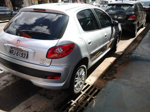  Leitor flagra carro estacionado sobre guia rebaixada no centro de Campo Grande