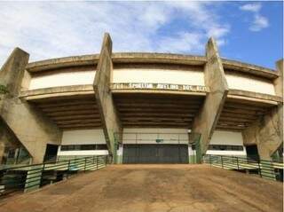 Fachada do ginásio poliesportivo construído pelo Estado há 34 anos (Foto: Edemir Rodrigues)