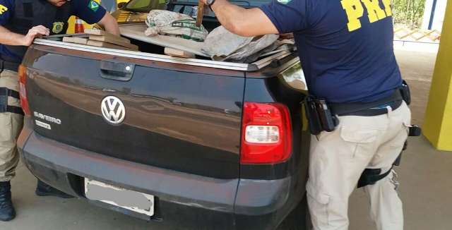 Dois jovens s&atilde;o flagrados e presos com 111 quilos de maconha em pick up