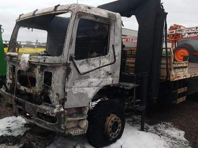 Caminh&atilde;o pega fogo em empresa e chamas atingem carro e m&aacute;quina