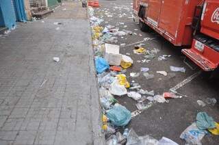Foliões fizeram feio e deixaram rastro de lixo por toda parte (Foto: Marcelo Calazans)