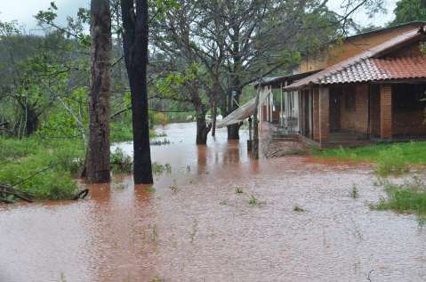 Chuva alaga ONG e deixa moradores da região em alerta
