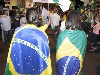 Manifestantes usam bandeira do Brasil como manto durante protesto (Foto: Alan Nantes)