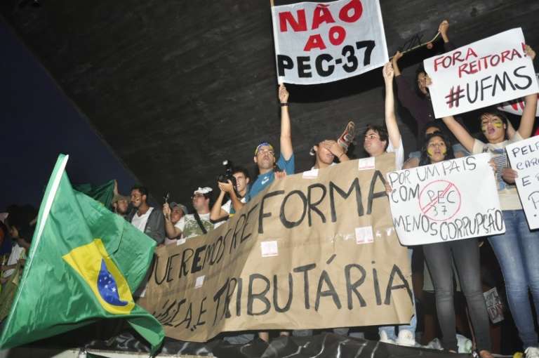 Manifestantes tomaram conta da Concha Acústica Família Espíndola, na Praça do Rádio. (Foto: Cleber Gellio)