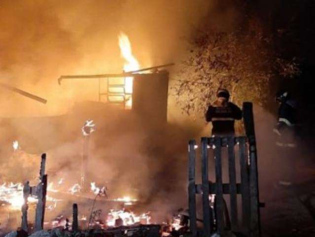 Casa fica completamente destru&iacute;da ap&oacute;s inc&ecirc;ndio na madrugada 