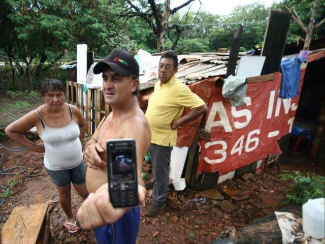 Guaicurus alaga e &aacute;gua migra para barracos ao lado de c&oacute;rrego