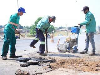 Operários trabalhando no tapa-buraco em uma das avenida de Campo Grande (Foto: Marina Pachedo/Arquivo)