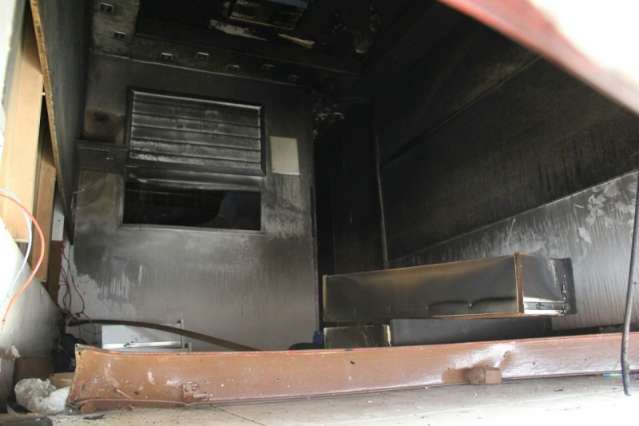Ladr&otilde;es invadem, furtam e incendeiam loja de celulares no Centro