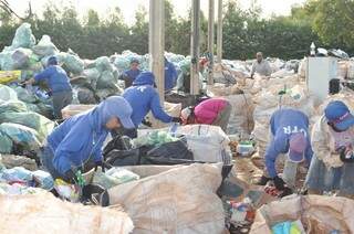 Catadores trabalham durante triagem do lixo coletado na Capital (Foto: Arquivo)