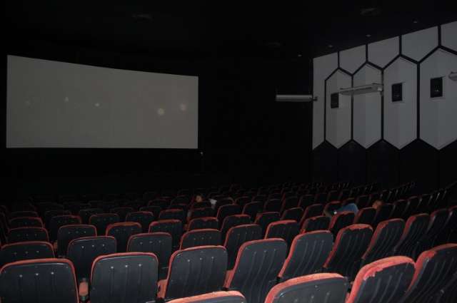 Único cinema fora de shopping sobrevive com clientes fiéis