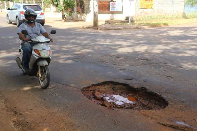 Buraco tampado durante a chuva reaparece ap&oacute;s 15 dias no Tiradentes