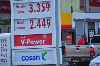 Gasolina varia 9,5% em Dourados, mas maioria dos postos pratica preços semelhantes (Foto: Eliel Oliveira)