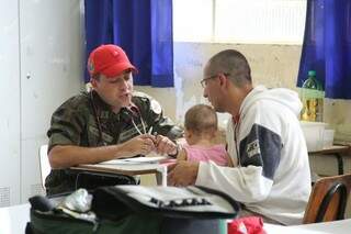 Médicos da Base Aérea atenderam pacientes em ação social hoje. (Foto: Marcos Ermínio)